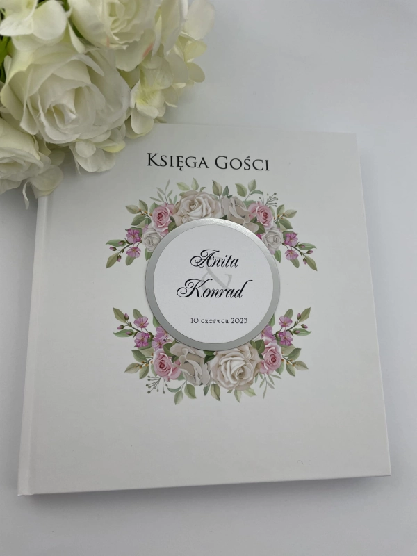 Tradycyjna księga gości ze srebrnym akcentem