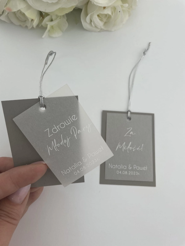 Zawieszki minimalistyczne z kalką i białym nadrukiem