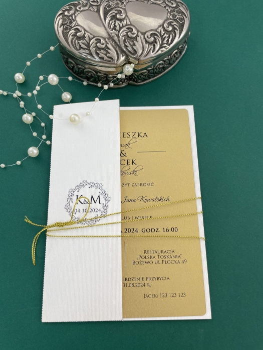 Minimalistyczne zaproszenie w półotwartym etui