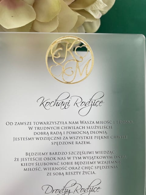 Akrylowa satynowa prośba o błogosławieństwo ze złotymi inicjałami.jpg