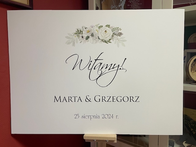 Tablica powitalna PCV 50x70 z białymi kwiatkami.JPG