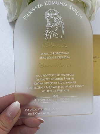 Akrylowe zaproszenie dla dzieczynki w kształcie łuku (1).JPG