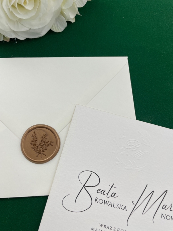 Piękne zaproszenie ślubne z tłoczonym monogramem.JPG