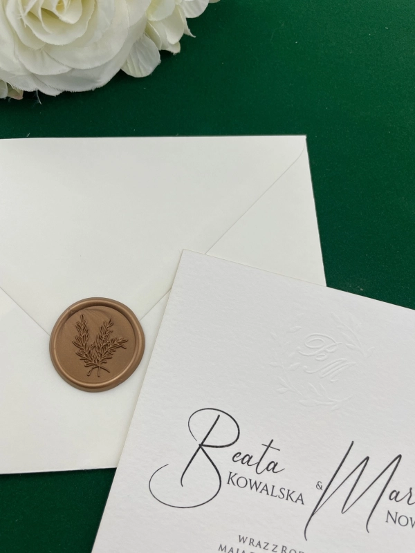 Piękne zaproszenie ślubne z tłoczonym monogramem.JPG