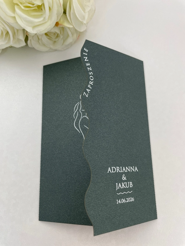 Rozkładane zielone zaproszenie ślubne typu folderowego z falowanym brzegiem i z białym nadrukiem (2).jpg