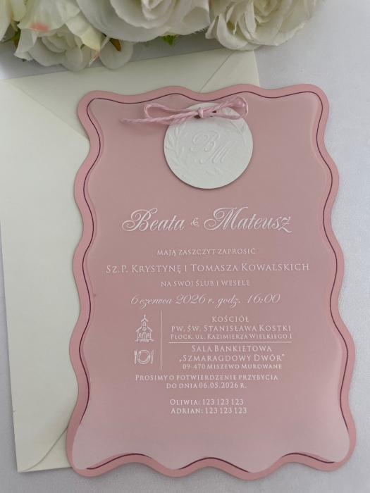 Pudroworóżowe zaproszenie ślubne Rosalle Charlotte z falowaną ramką z kalki i tłoczonym medalionem, elegancki produkt premium Egraven (1).JPG