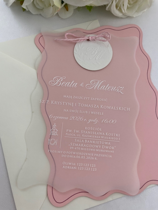 Pudroworóżowe zaproszenie ślubne Rosalle Charlotte z falowaną ramką z kalki i tłoczonym medalionem, elegancki produkt premium Egraven (2).JPG