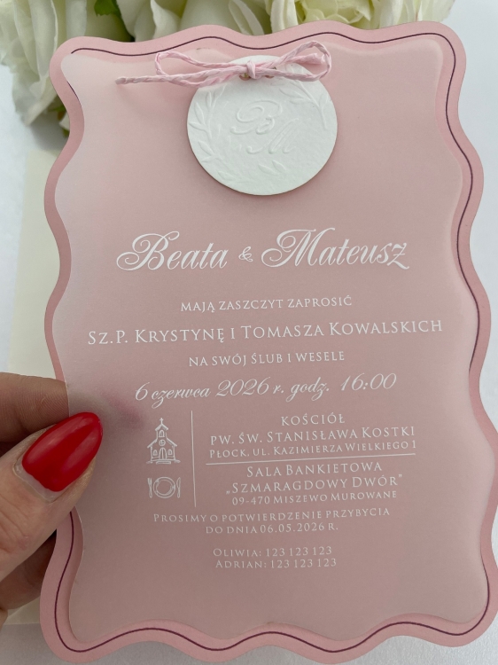 Pudroworóżowe zaproszenie ślubne Rosalle Charlotte z falowaną ramką z kalki i tłoczonym medalionem, elegancki produkt premium Egraven (3).JPG