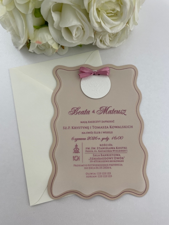 Beżowe zaproszenie ślubne Rosalee Charlotte w nieregularnym kształcie z kalką i wypukłym monogramem (2).JPG