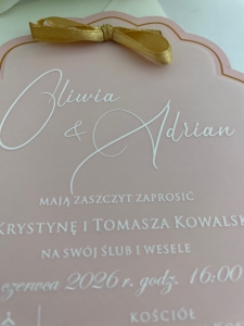 Luksusowe zaproszenie ślubne Rosalee Aurelia z pudrowym różu, z kalką i białym nadrukiem, ozdobiome wypukłą złotą linią (2).JPG