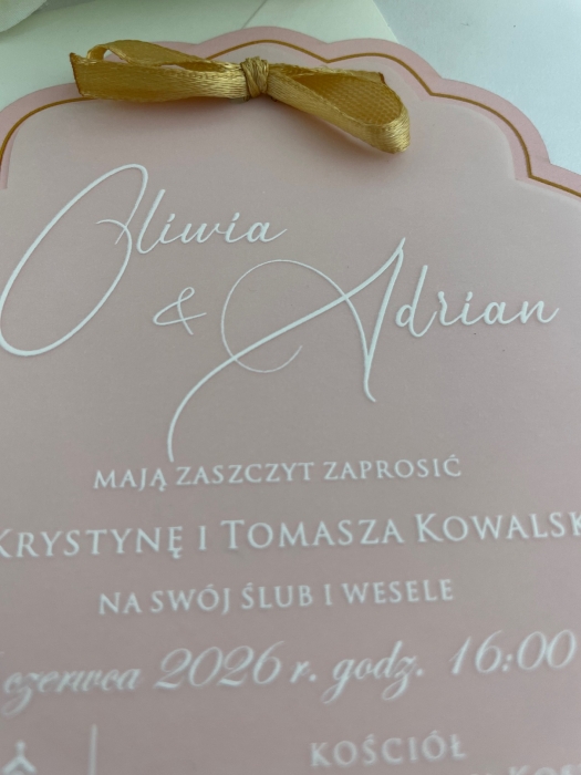 Luksusowe zaproszenie ślubne Rosalee Aurelia z pudrowym różu, z kalką i białym nadrukiem, ozdobiome wypukłą złotą linią (2).JPG