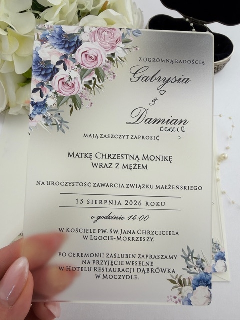 Nowoczesne zaproszenie ślubne na akrylu z pastelową kompozycją kwiatową i personalizowaną treścią kolekcja Fiorella.jpg