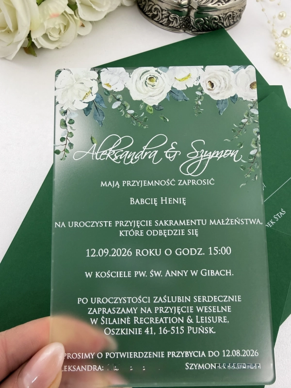 Zaproszenie ślubne akrylowe z białymi kwiatami i białym nadrukiem, model Melody.jpg