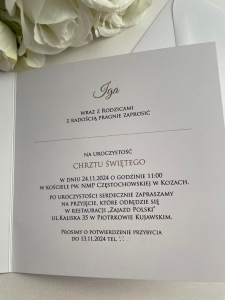 Kwadratowe rozkładane zaproszenie na Chrzest ze zdjęciem i liliową hortenscją (2).jpg