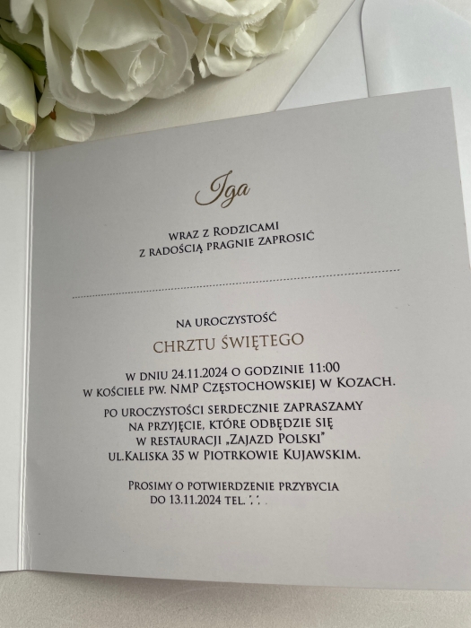 Kwadratowe rozkładane zaproszenie na Chrzest ze zdjęciem i liliową hortenscją (2).jpg
