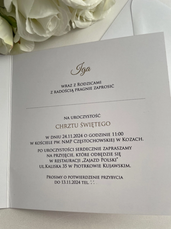 Kwadratowe rozkładane zaproszenie na Chrzest ze zdjęciem i liliową hortenscją (2).jpg