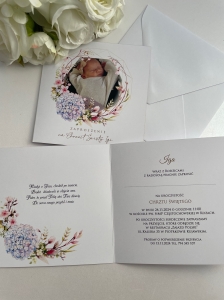 Kwadratowe rozkładane zaproszenie na Chrzest ze zdjęciem i liliową hortenscją (1).JPG
