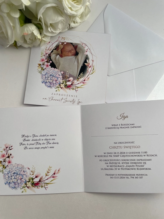 Kwadratowe rozkładane zaproszenie na Chrzest ze zdjęciem i liliową hortenscją (1).JPG
