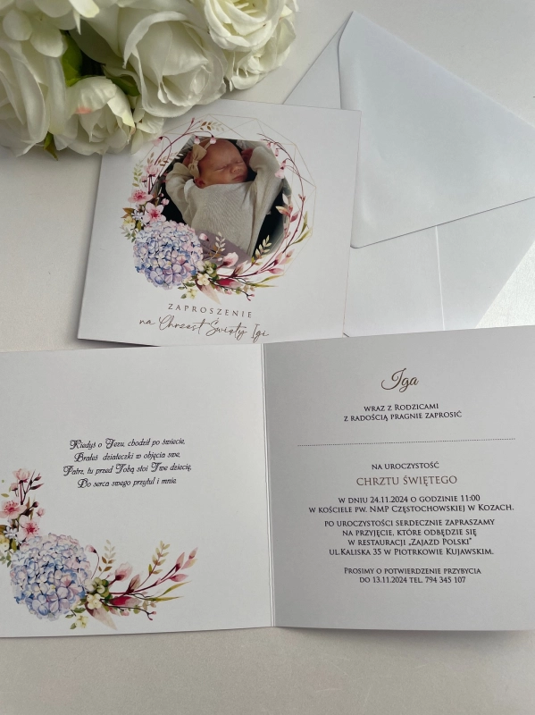 Kwadratowe rozkładane zaproszenie na Chrzest ze zdjęciem i liliową hortenscją (1).JPG