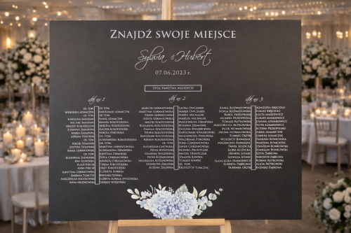 Czarno-biała tablica z układem stołów z niebieską hortensją.PNG