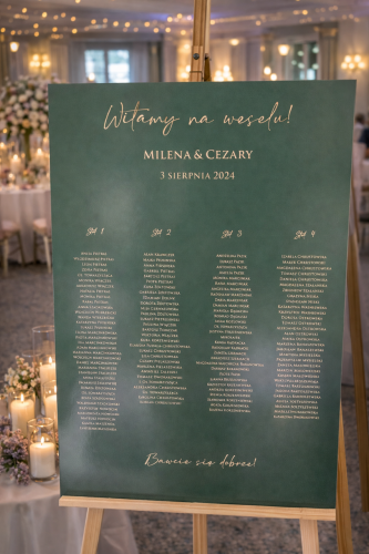 Minimalistyczna tablica z układem stołów w kolorze butelkowej zieleni.PNG