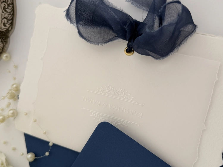 Atelier Ivory-Eleganckie zaproszenie ślubne z ręcznie rwanymi brzegami i rwaną kalką z białym nadrukiem.JPG