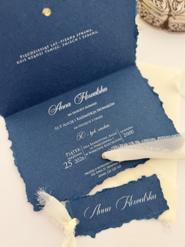 Atelier Navy-Eleganckie zaproszenie z rwanymi brzegami oraz rwaną kalką i szyfinową wstążką (6).jpg