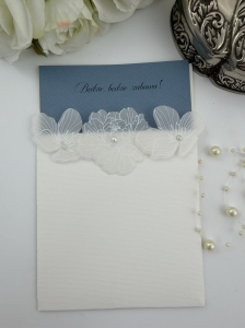 Zaproszenie na urodziny biłao niebieskie w eleganckim etui z kwiatkami z kalki.jpg